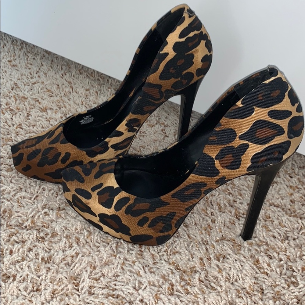 Jessica Simpson Leopard print pumps!